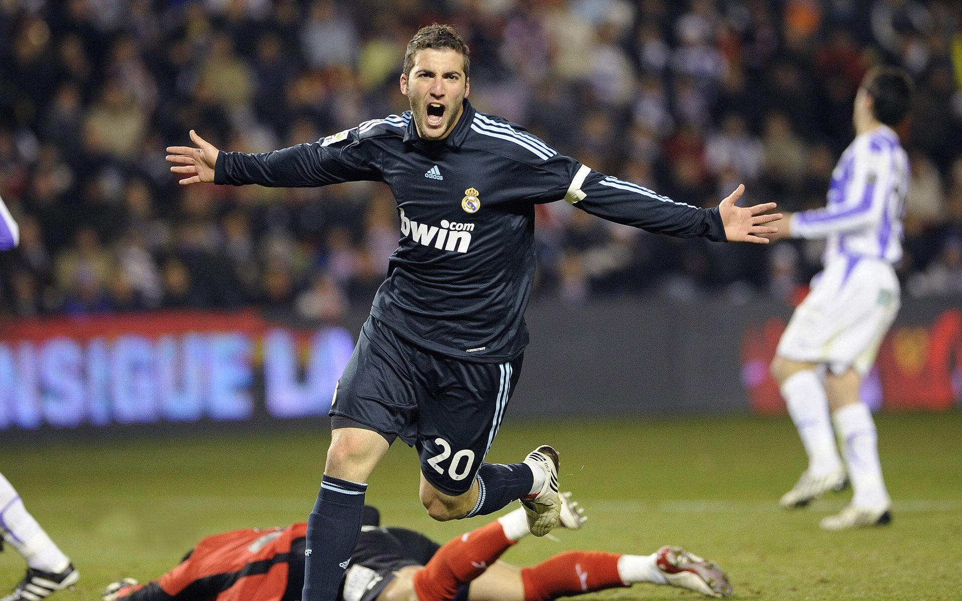 “2025世界运动会：高新体育中心健力赛场，选手挑战世界纪录”